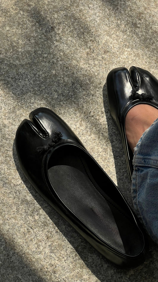 Noir Tabi Flats